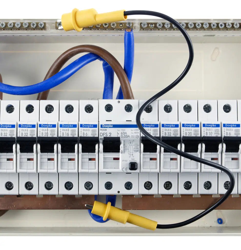 Kewtech JUMPLD1 link lead connected in consumer unit for continuity testing